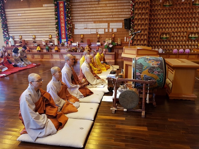 Partake in the Vesak Ceremony at Yonggungsa Cham Joeun Uri Temples